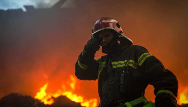 Росіяни продовжують атаки Запоріжжя, у місті горить автівка