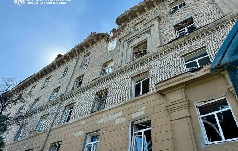 Росіяни ракетами атакували Дніпро: пошкоджено гуртожиток, людей евакуюють із підвалу