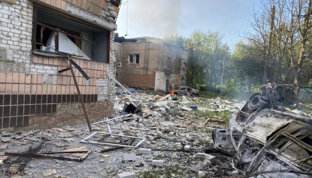 Росіяни скинули на Краматорськ п’ять авіабомб: троє поранених, пошкоджені багатоповерхівки