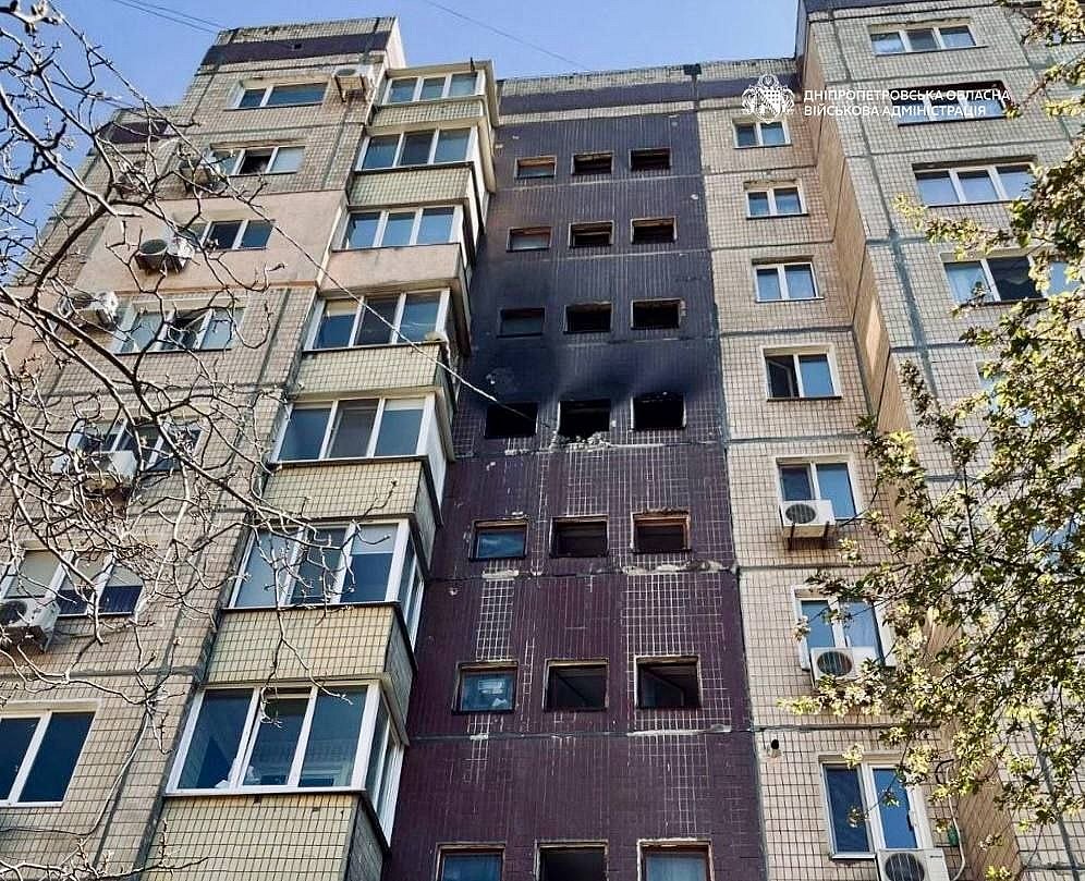 Росія атакувала Кривий Ріг: влучання в багатоповерхівку, спалахнула пожежа: 5 …