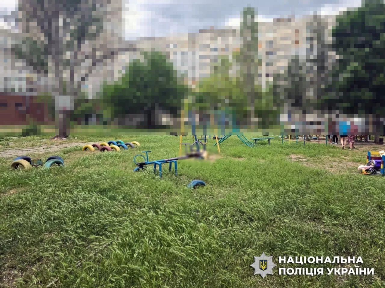 Росія вдарила з РСЗВ по дитячому майданчику в Херсоні: загинув …