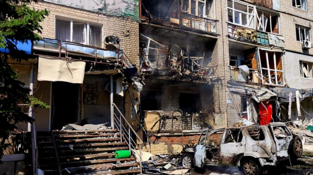 Росія вдарила по багатоповерхівці у Павлограді: зайнялись квартири, є постраждалі