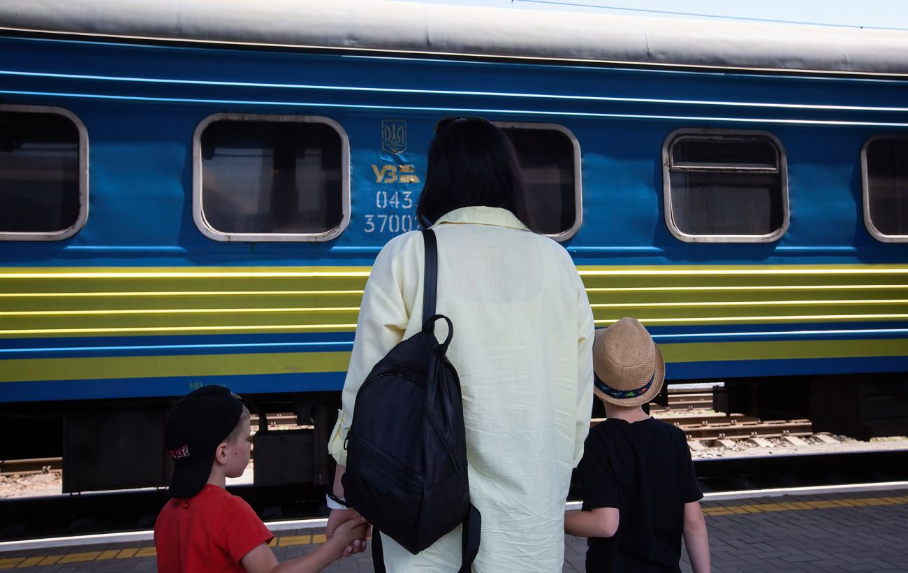 Росія вдарила по поїзду в Миколаївській області, два рейси затримуються