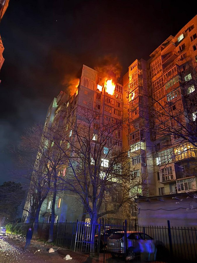 Росія вночі атакувала Одесу дронами, горіли висотки
