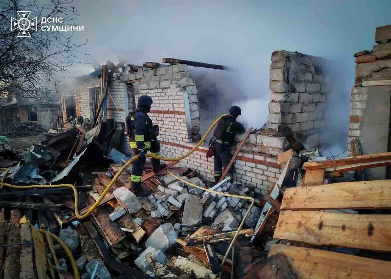 Росія вночі вдарила по Ямполю: палав житловий сектор, серед уламків …