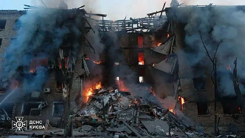Росія масовано атакувала Київ ракетами й дронами, Зеленський підтвердив застосування …