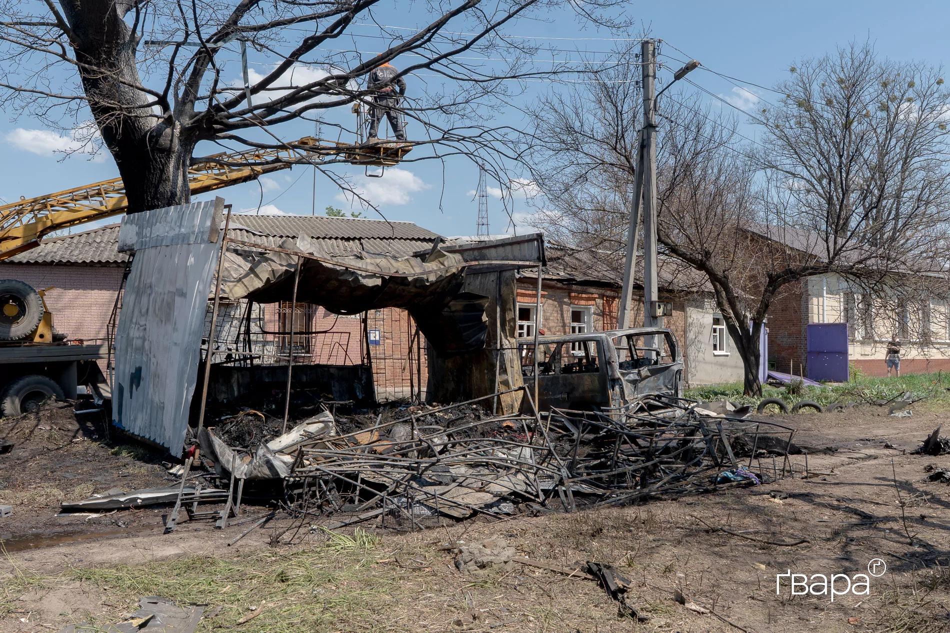 Руйнування та наслідки російського удару в Новобаварському районі Харкова