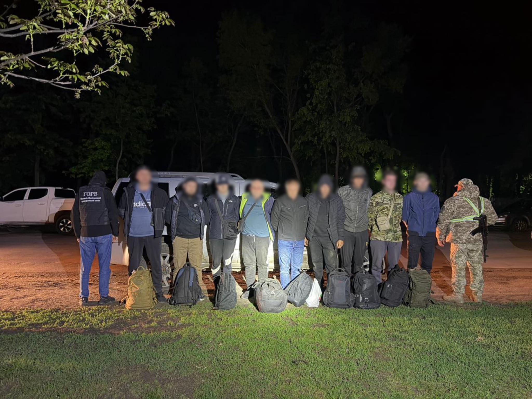 «Рукавичку» на колесах виявили прикордонники на Вінниччині: позашляховик перевозив дев’ятьох …