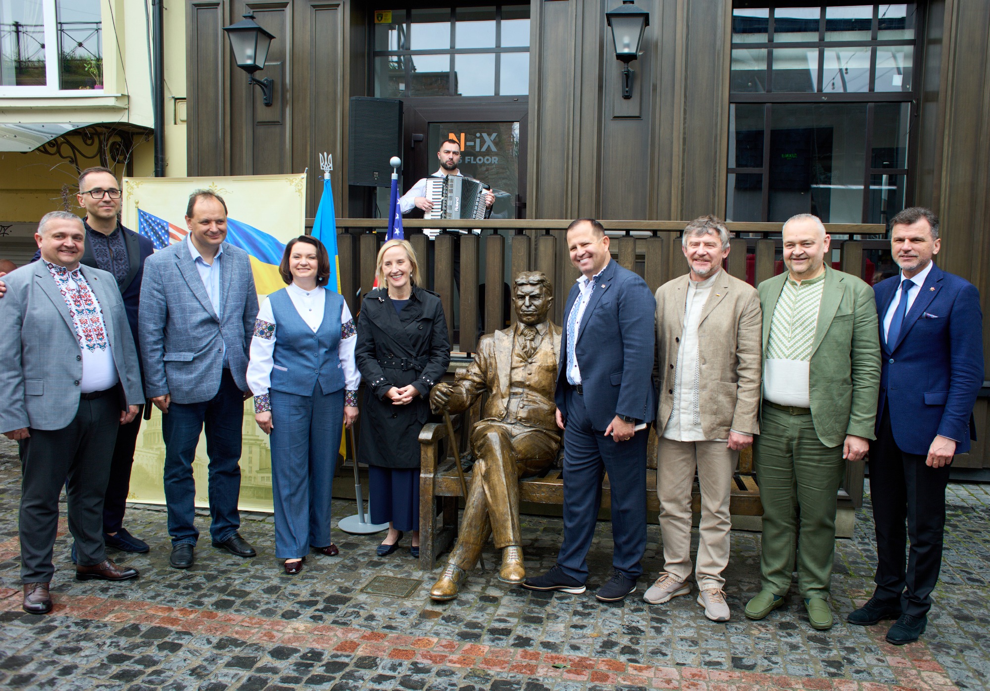 Руслан Марцінків провів зустріч з американською посолкою Джулі Девіс