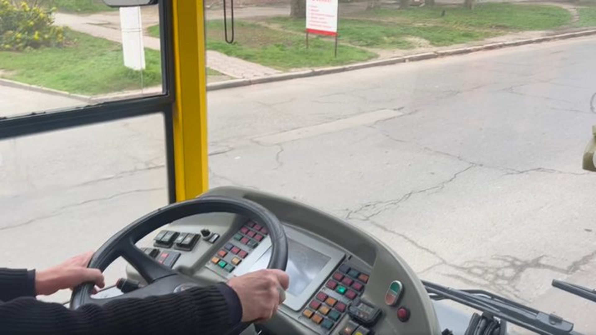 Рух тролейбусів у Херсоні зупинили на тиждень через погіршення безпекової …