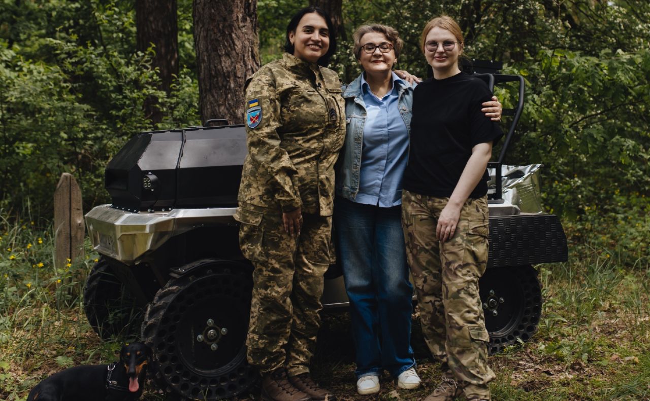 Рух VETERANKA з Оксаною Забужко передали війську унікальний НРК