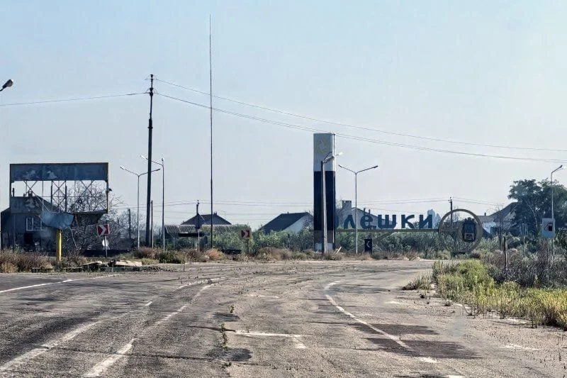 Руїни та порожні вулиці: у мережі показали окуповані Олешки (відео)