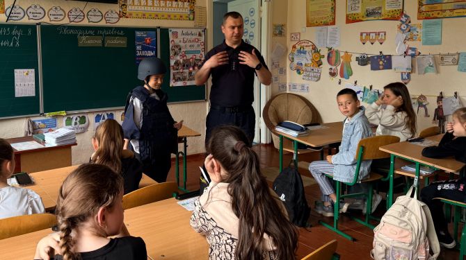 Рятувальники Буковини провели уроки безпеки для дітей у реабілітаційному центрі …