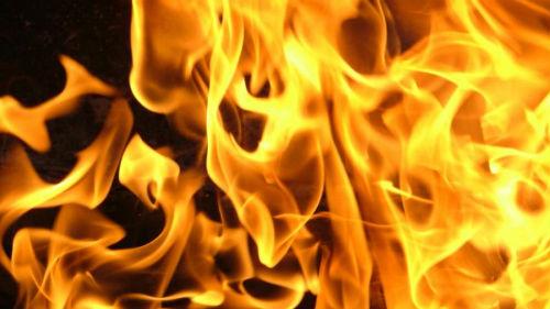 Рятувальники винесли дівчинку з палаючої багатоповерхівки в Одесі