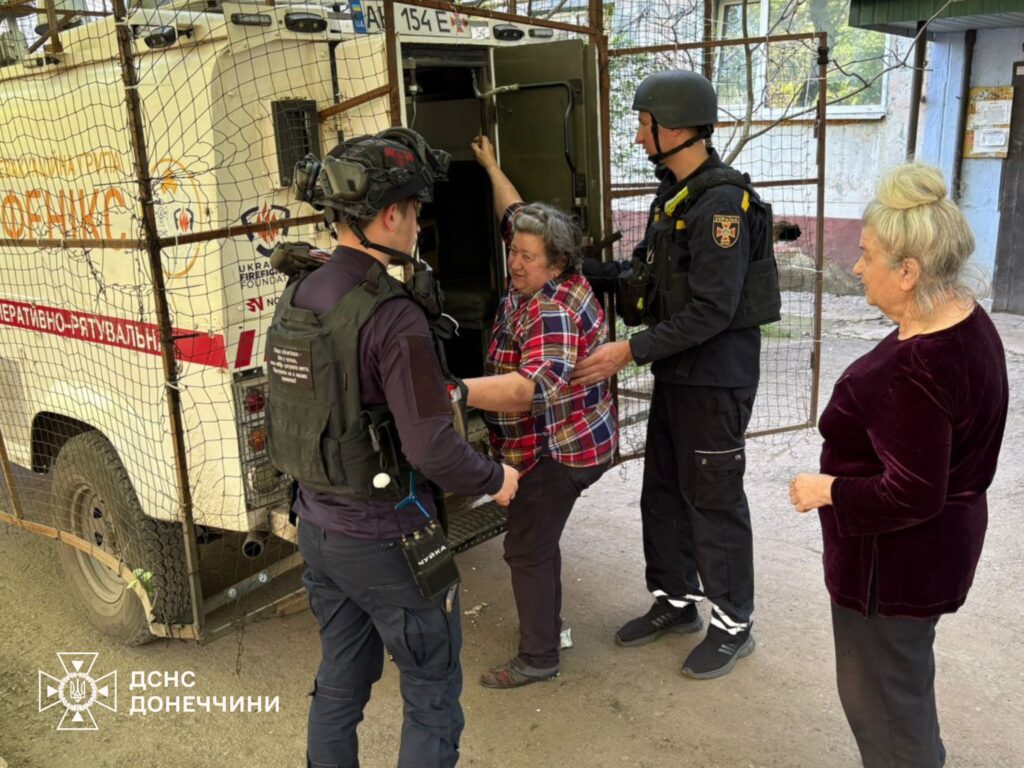 Рятувальники групи "Фенікс" евакуювали сімох мешканців Святогірської громади