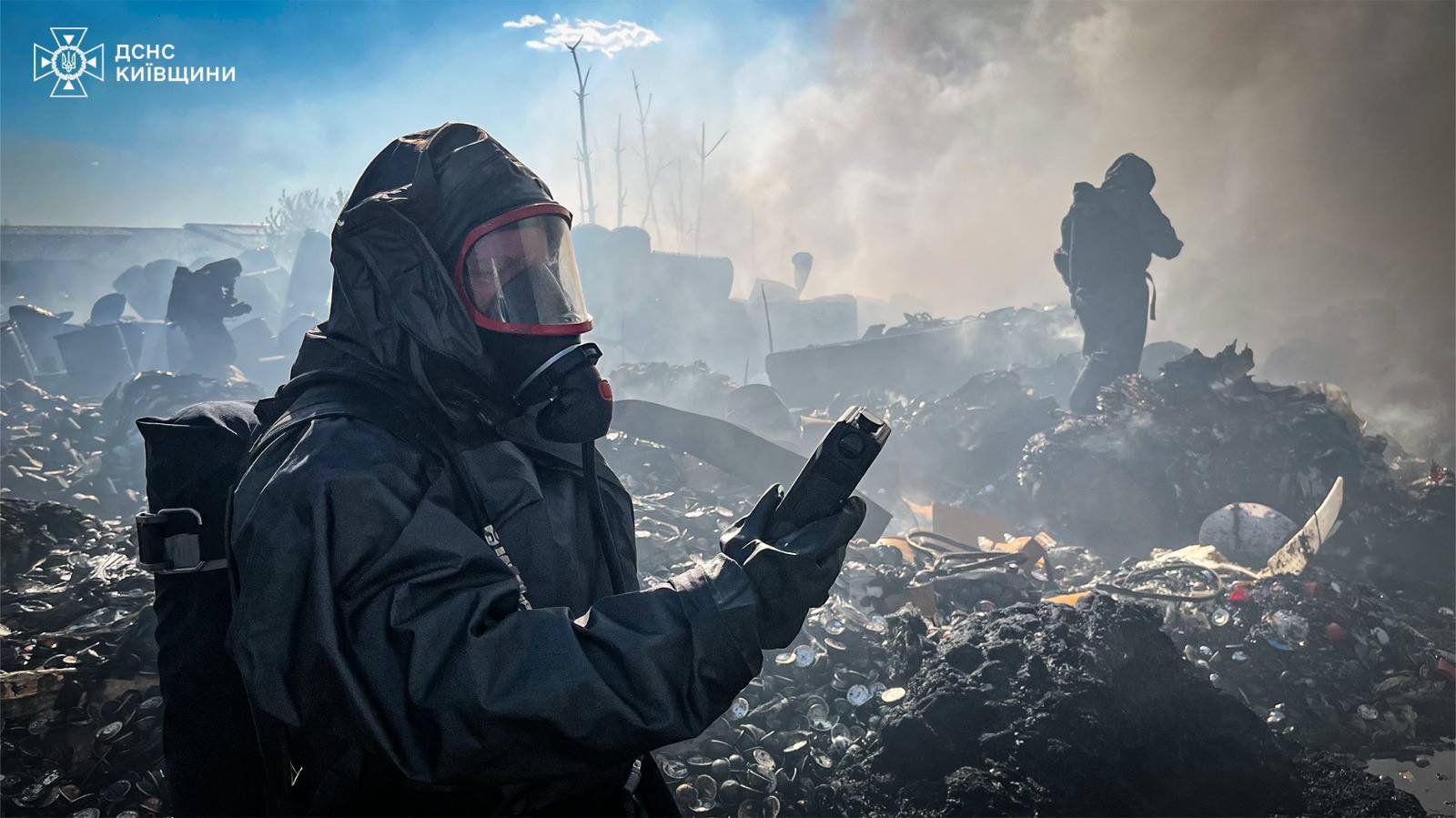 Рятувальники ліквідували масштабну пожежу на підприємстві у селі Шкарівка