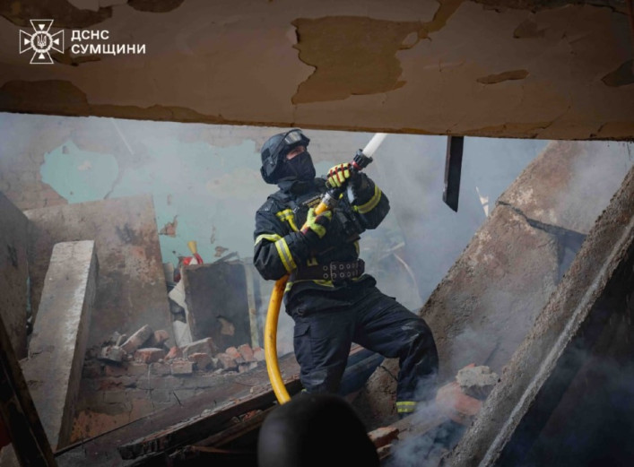 Рятувальники ліквідували масштабну пожежу після атаки «шахедів» на дитсадок у …