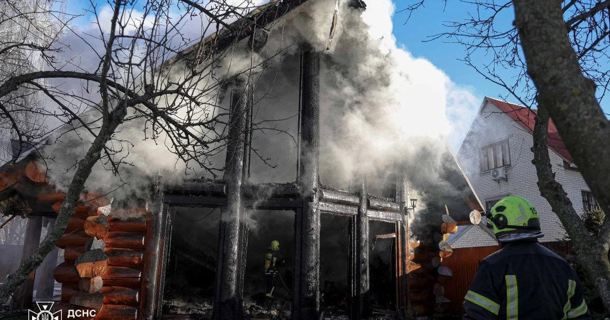 Рятувальники ліквідували пожежу в адмінбудівлі після нічного обстрілу Полтави