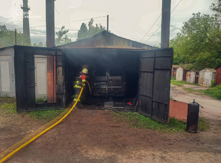 Рятувальники ліквідували пожежу в гаражному кооперативі у Сумах