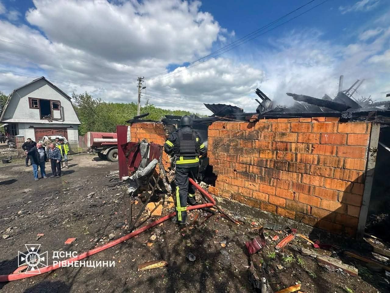 Рятувальники ліквідували пожежі після атаки БпЛА на Рівненщині