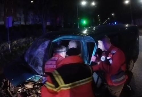Рятувальники опублікували відео, як витягували водія із заблокованого авто на …