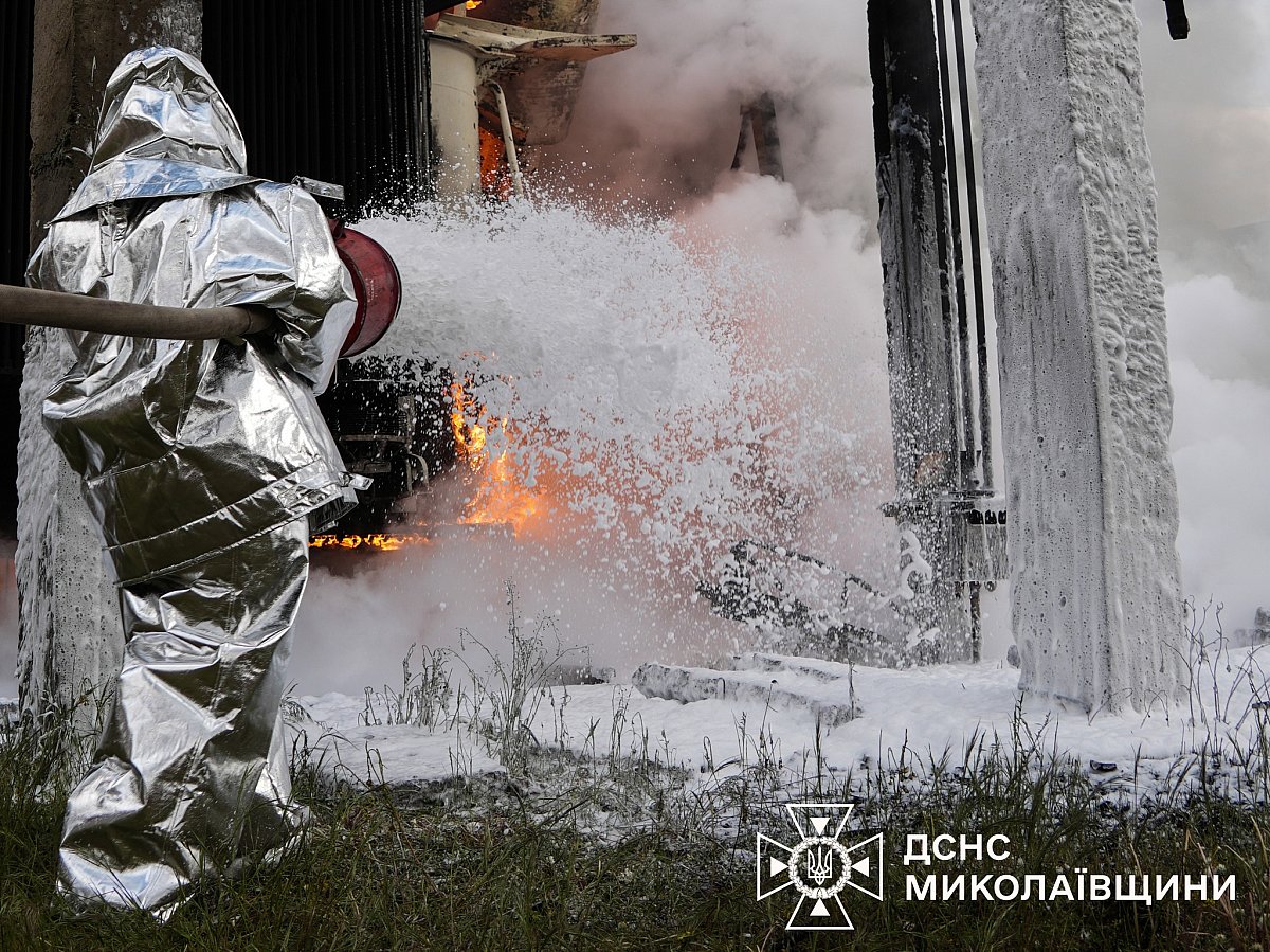 Рятувальники опублікували фото з місць обстрілів у Миколаївській області