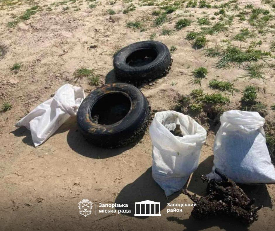 Рятувальники очистили пляж у Запоріжжі від сміття у воді (ФОТО)