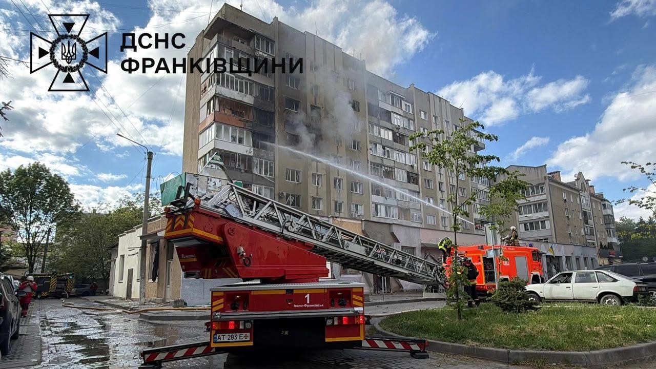 Рятувальники повідомили деталі пожежі після обстрілу у Франківську. ФОТО