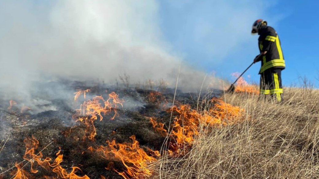 Рятувальники попереджають про високий рівень пожежної небезпеки на Франківщині