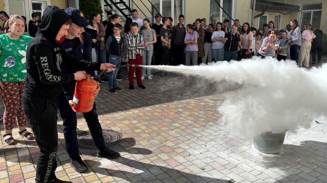 Рятувальники провели урок безпеки для учнів спеціальної школи у Чернівцях