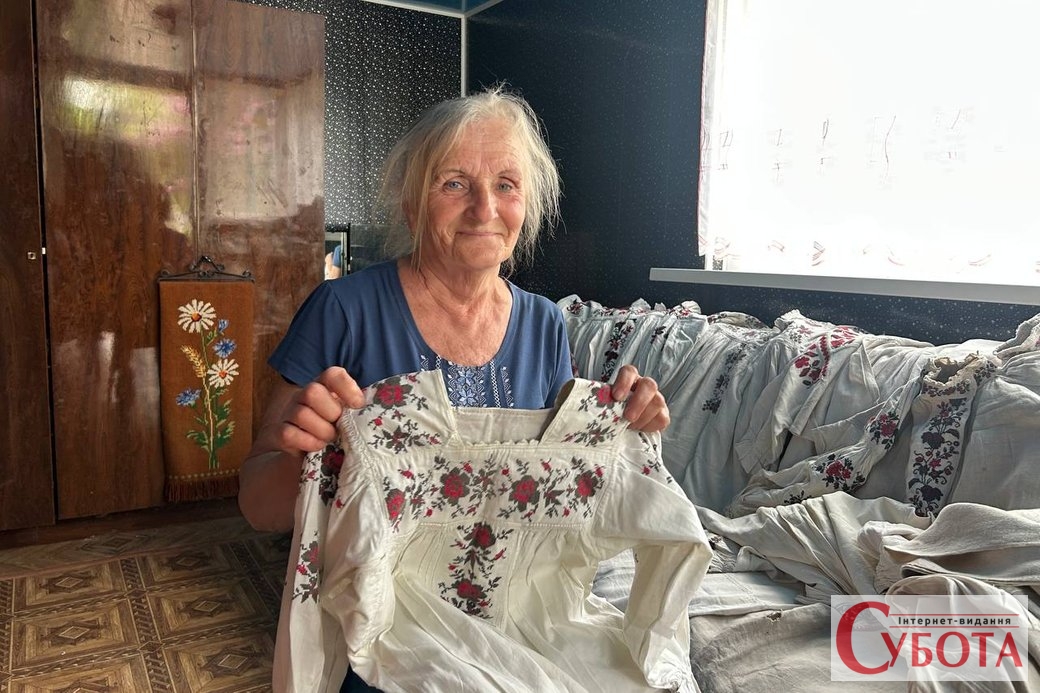 Рятує історію зі смітників: жителька Житомирщини зібрала понад 1000 старовинних …