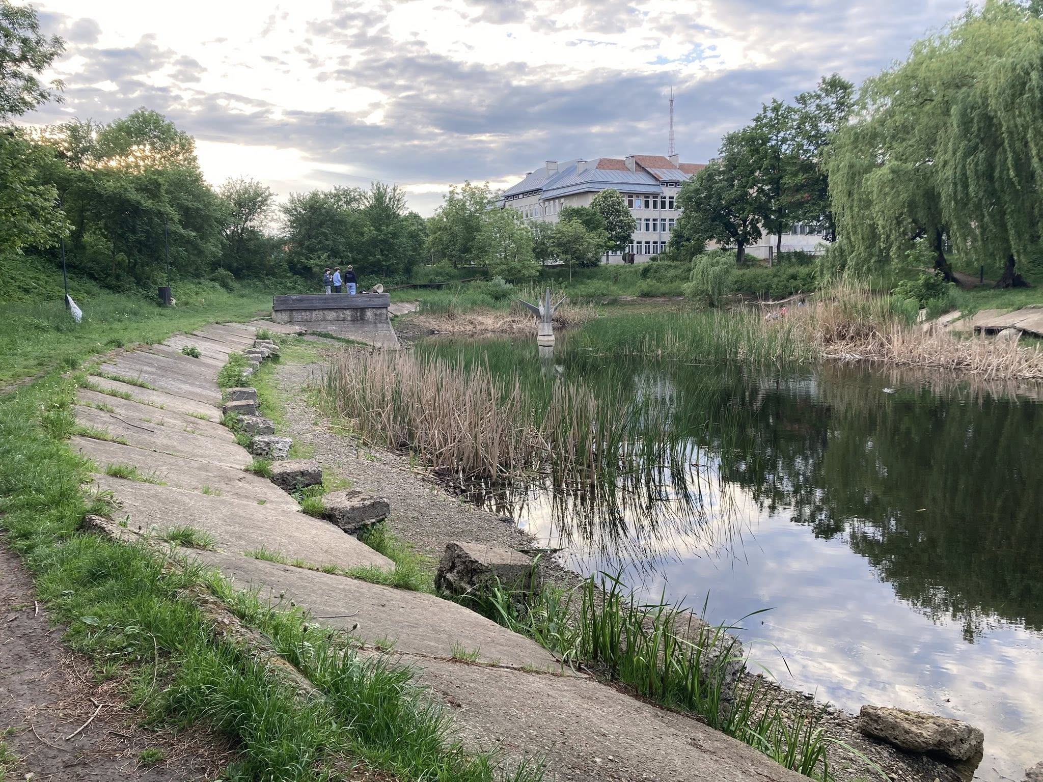 Рівень води знизився на 2 метри: сучасний вигляд озера “Кірпічка” …