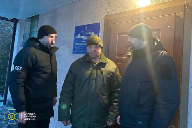 Рівненська СБУ викрила схему торгівлі зброєю через пошту