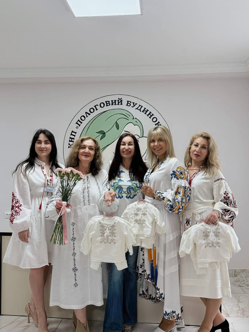 Рівненські депутатки дарували маленькі вишиванки новонародженим у пологовому будинку