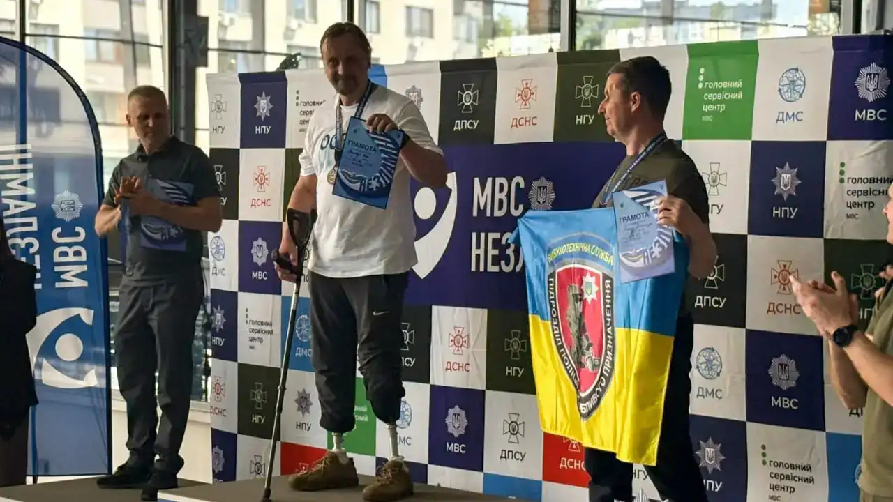 Поліцейські-ветерани з Рівненщини вибороли «золото» на всеукраїнських змаганнях із плавання