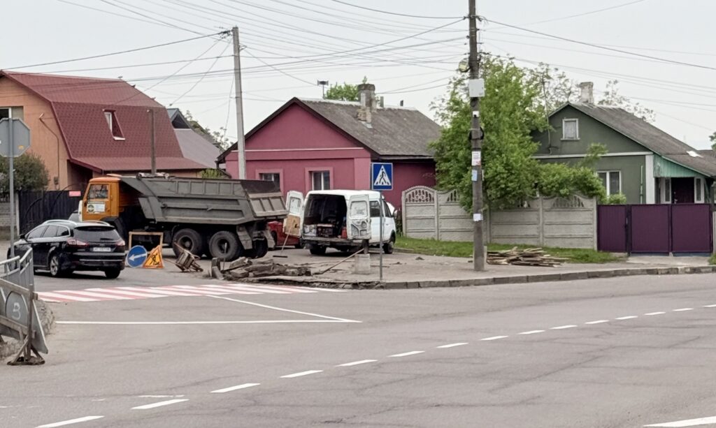 Рівненські школярі ходитимуть до школи безпечним тротуаром