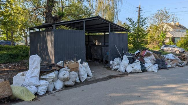 Рівняни бусами та вантажівками звозять сміття до Басового Кута