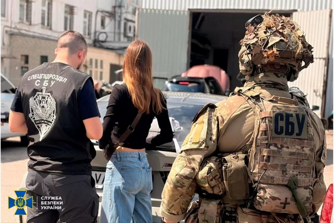 СБУ затримала керівницю благодійного фонду за контрабанду авто під виглядом …