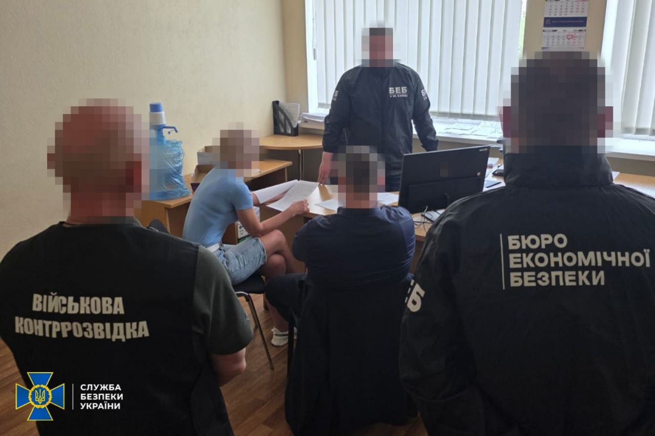 СБУ та БЕБ викрили компанію, яка розкрадала оборонний бюджет під …