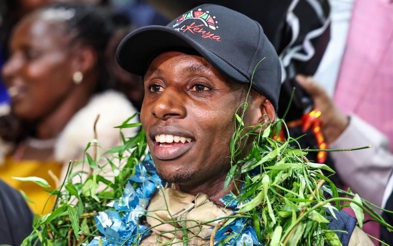 Са́бастіан Са́ве тріумфально повернувся додому після історичного марафону