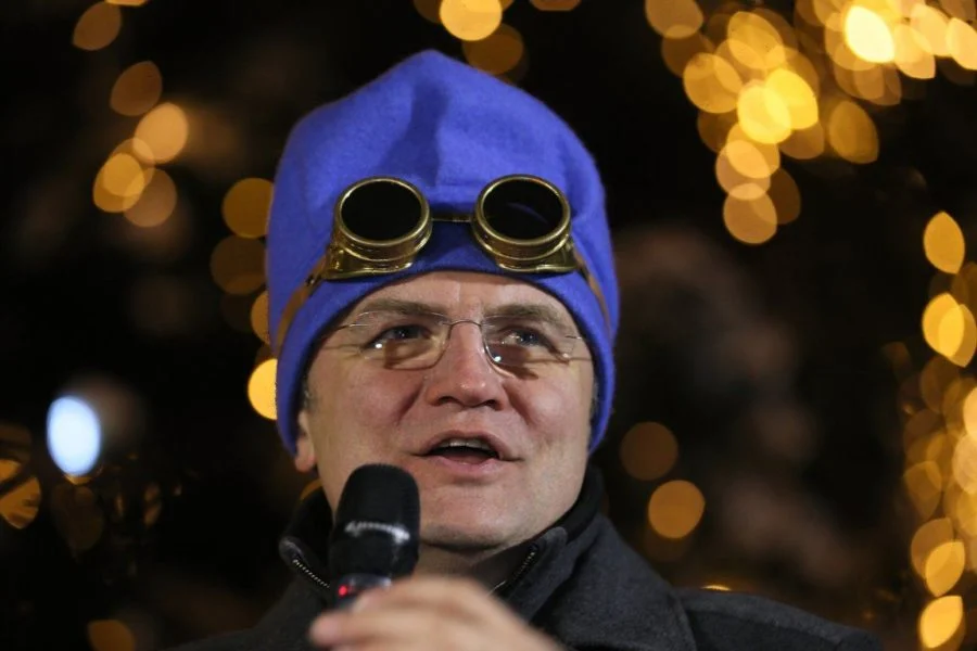 Садовому на спину вилили відро брудної рідини