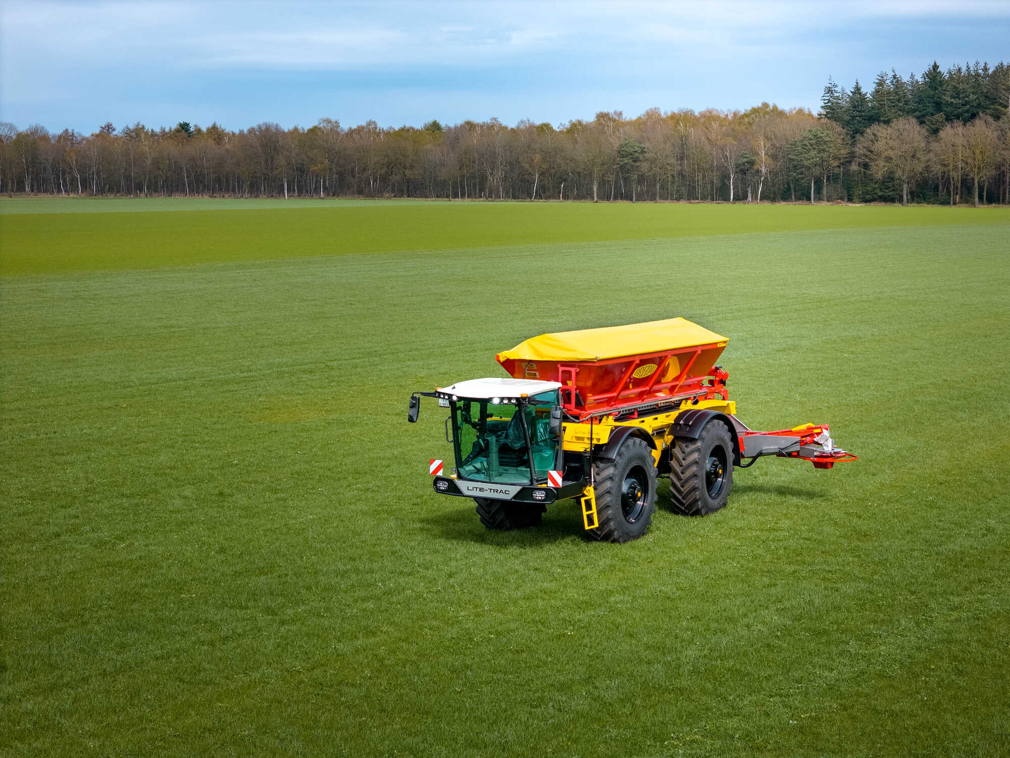 Самохідний розподільник добрив Lite-Trac із Bredal K135 XE/SC заявляє робочу …