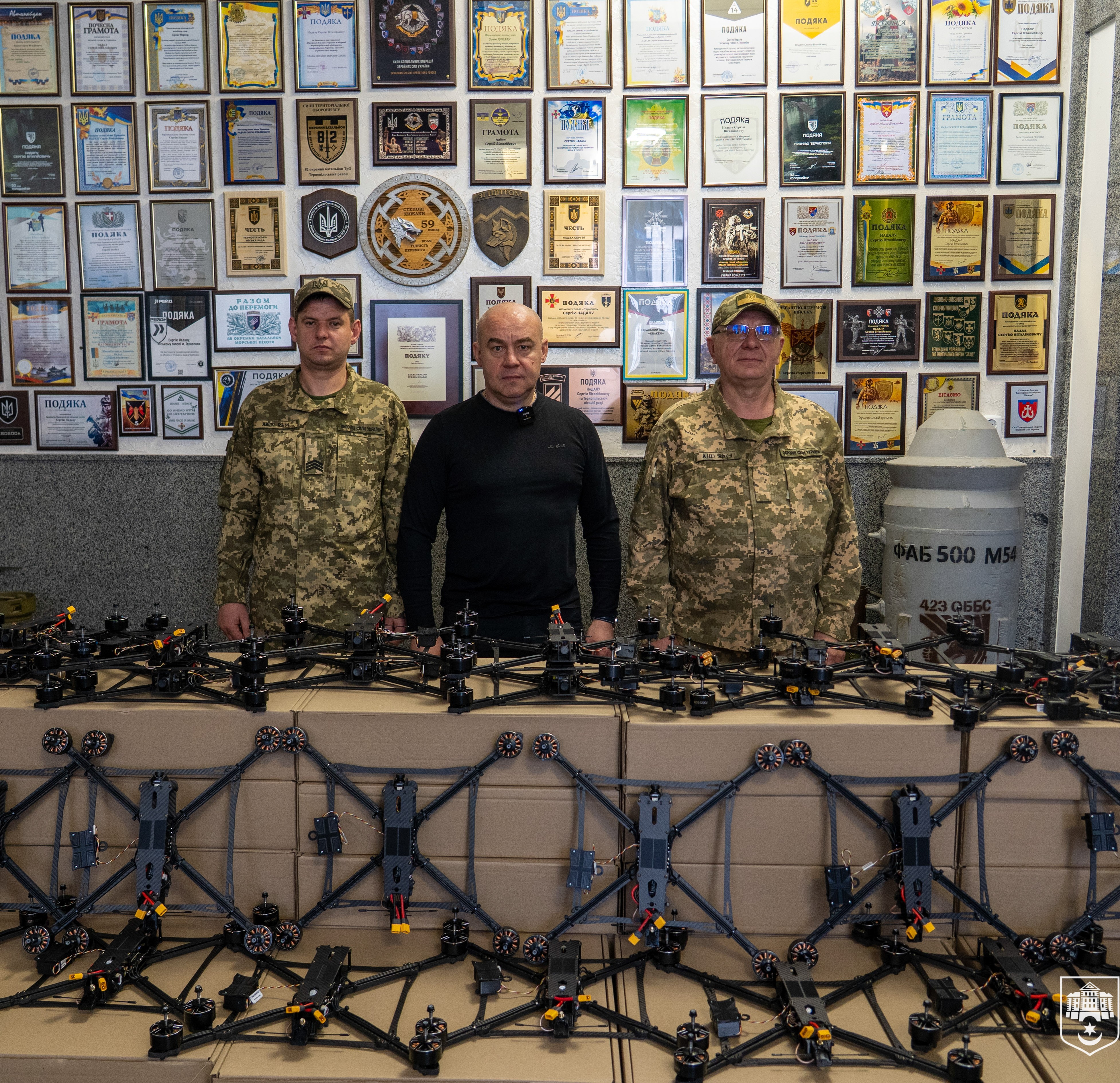 Сергій Надал передав бійцям 105 ОБрТрО 100 13-дюймових FPV-дронів