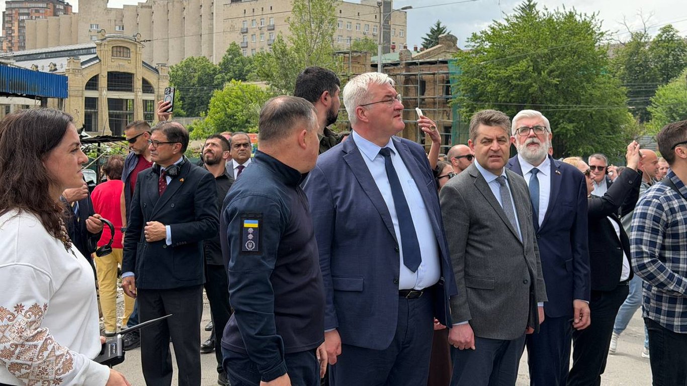 Сибіга та іноземні дипломати відвідали місце удару РФ у Києві