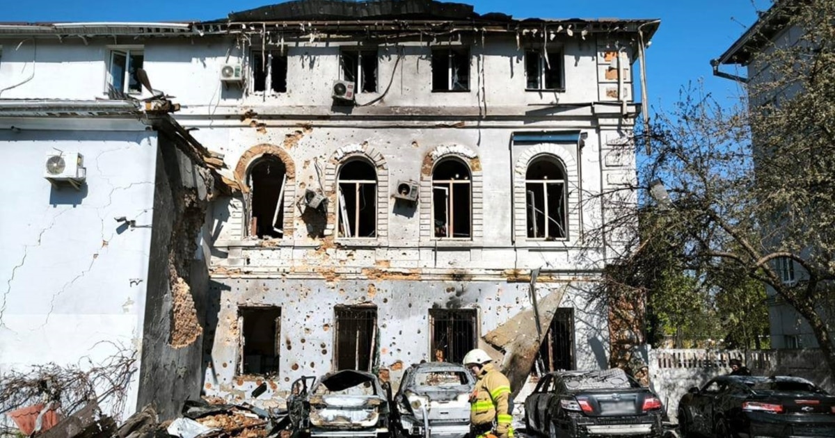 Сили РФ вдарили «Шахедом» по центру Чернігова, пошкоджена адмінбудівля – …