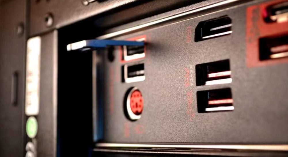Синій або червоний: який USB-порт швидше і що означають кольори