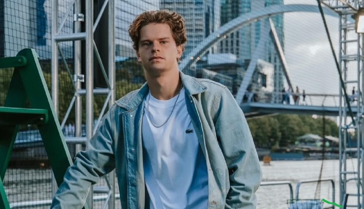 Син українських спортсменів сенсаційно вибив 15-ту ракетку і прорвався у …