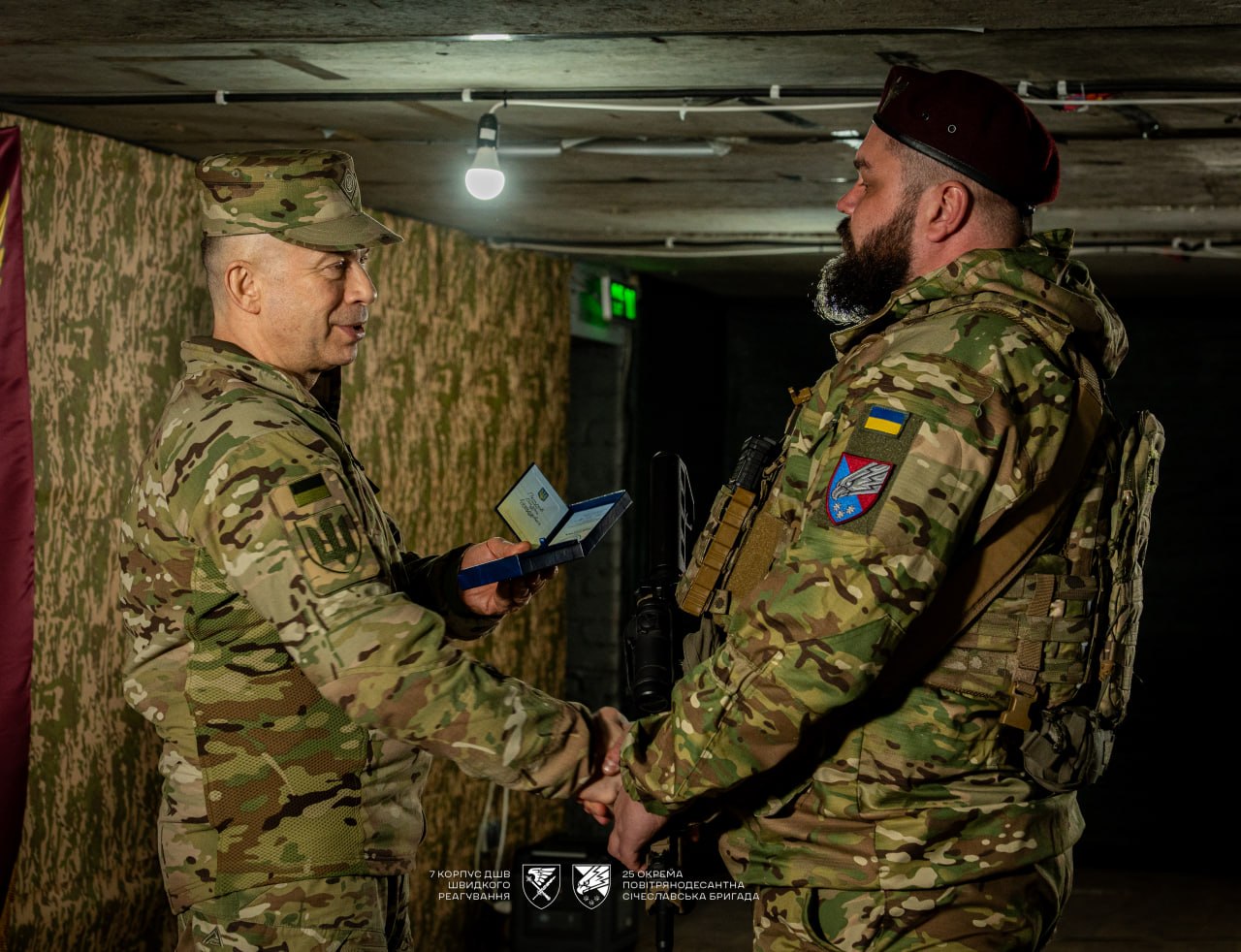 Сирський нагородив бійця з Кам’янського за порятунок особового складу