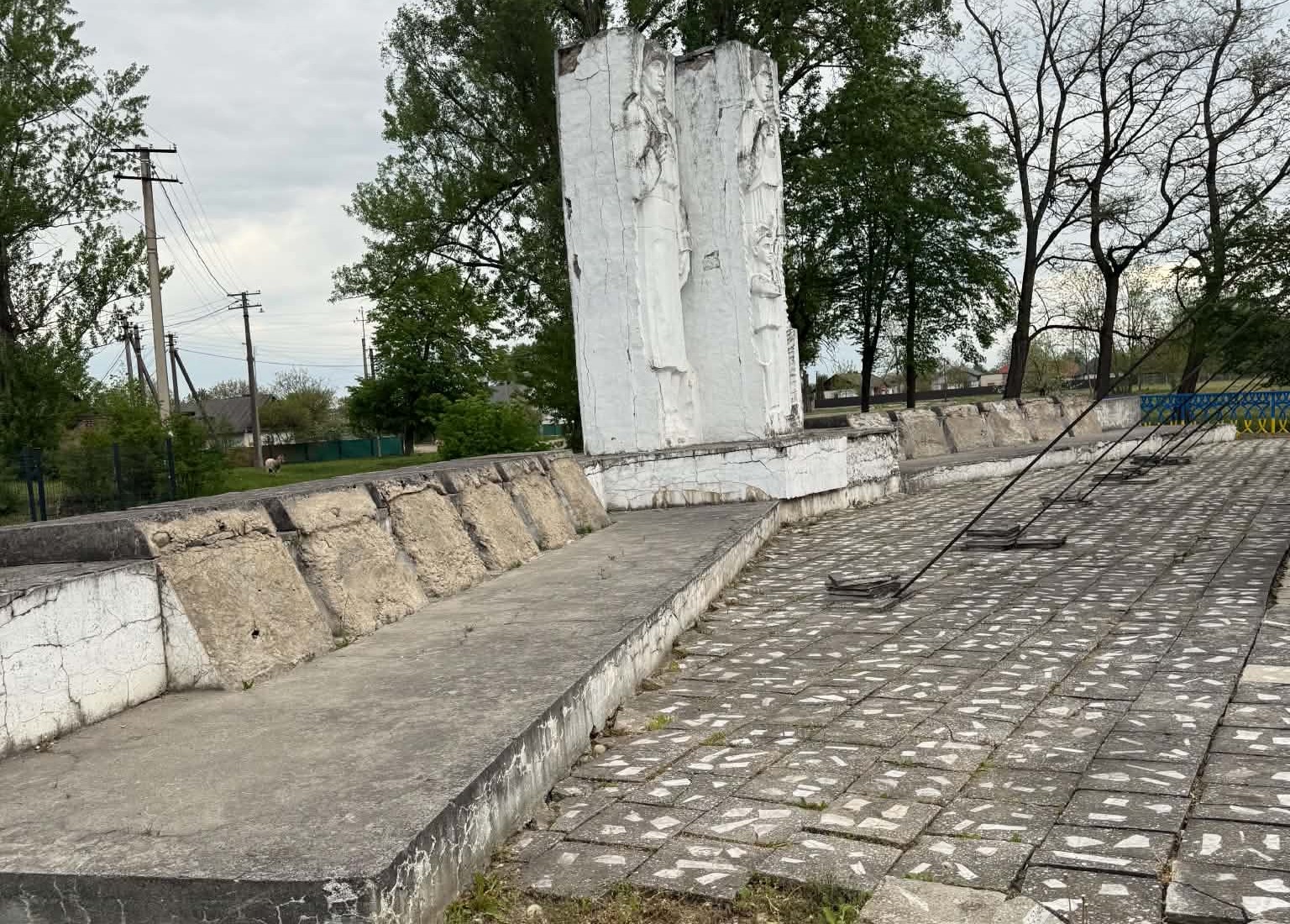 Скандал довкола радянського пам’ятника у Волосові: з монумента демонтували плити …