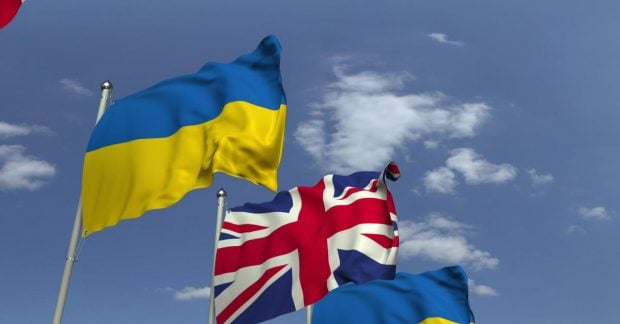 Скандал у Британії: зі штаб-квартири міської ради раптово зник прапор …